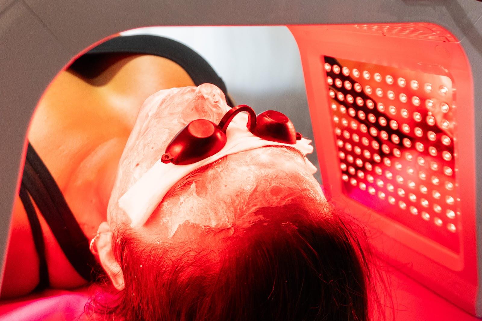 Tratamiento facial con luz LED roja