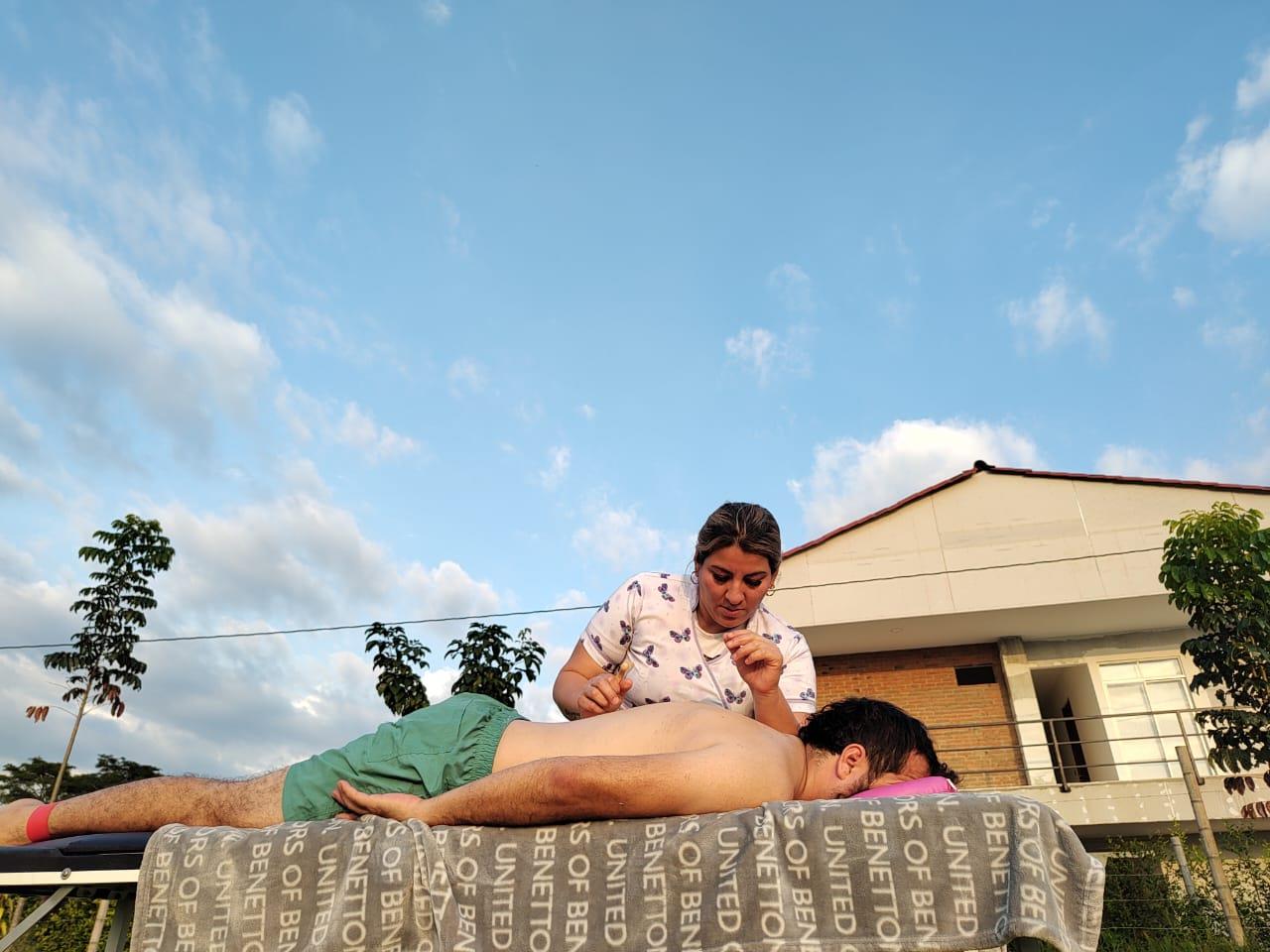 Masaje relajante al aire libre bajo el cielo de Armenia