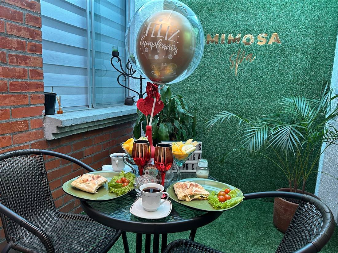 Terraza de Mimosa Spa con desayuno, globo de cumpleaños y jardín